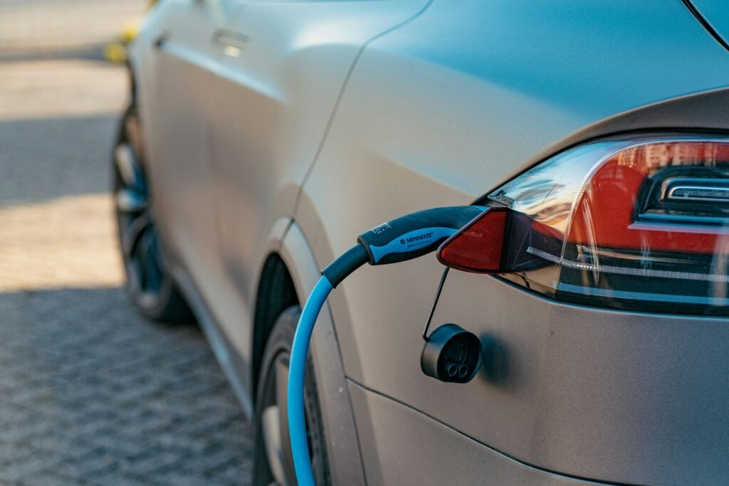 Ein Stecker einer Wallbox steckt im Ladeanschluss eines elektrischen Autos.