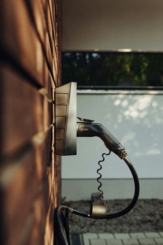 Eine Wallbox an einer Hauswand.