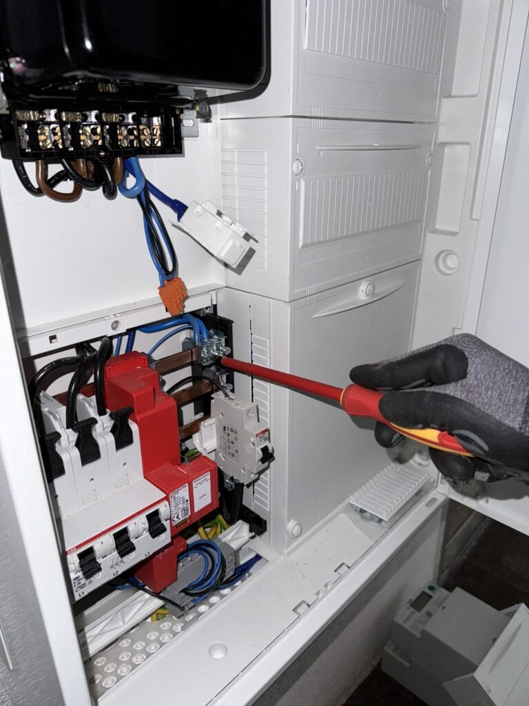 Ein Stromspeicher wird installiert.