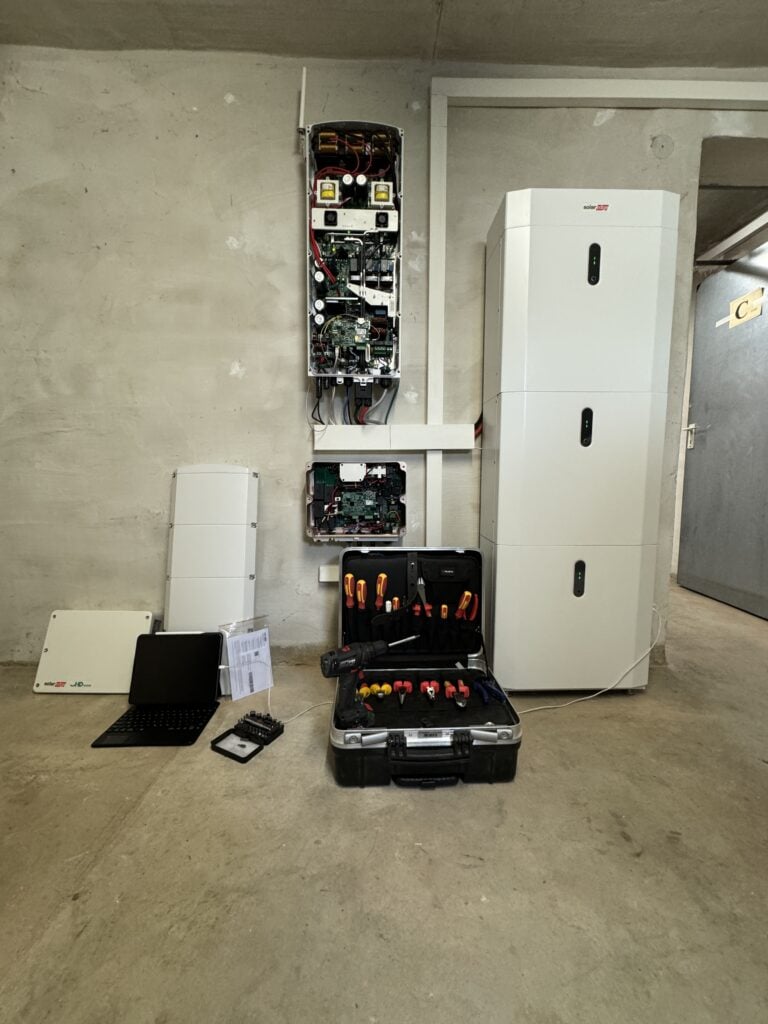 Ein offener Werkzeugkasten und ein offener Stromspeicher in einem Keller.