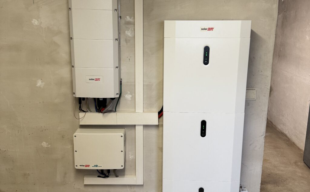 Ein Bild von einem solaredge-Stromspeicher in einem Keller.