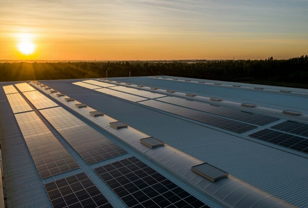 Photovoltaikanlage auf Industriedach bei Sonnenuntergang in Baden-Württemberg – Beitrag zur Wirtschaftlichkeit von Photovoltaik im Eigenheim