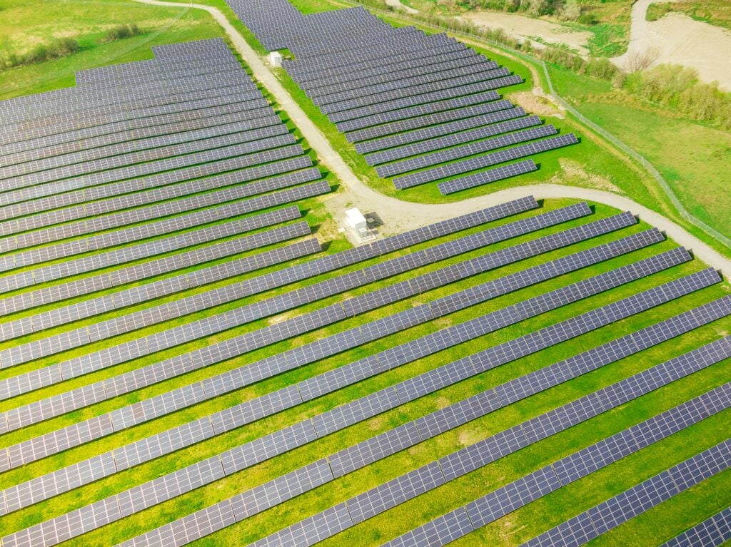 Luftaufnahme einer Freiflächen-Photovoltaikanlage zur nachhaltigen Stromerzeugung – Beispiel für Effizienz und Wirtschaftlichkeit von Photovoltaik-Anlagen